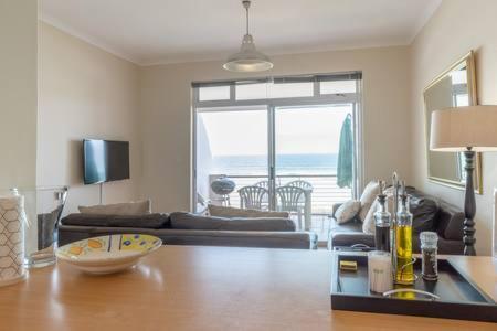 325 Leisure Bay * Cape Town